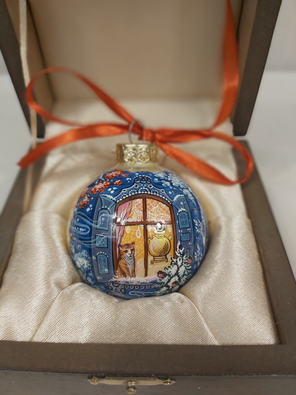 Шар новогодний с ручной росписью  Палех "Кошка на окошке"