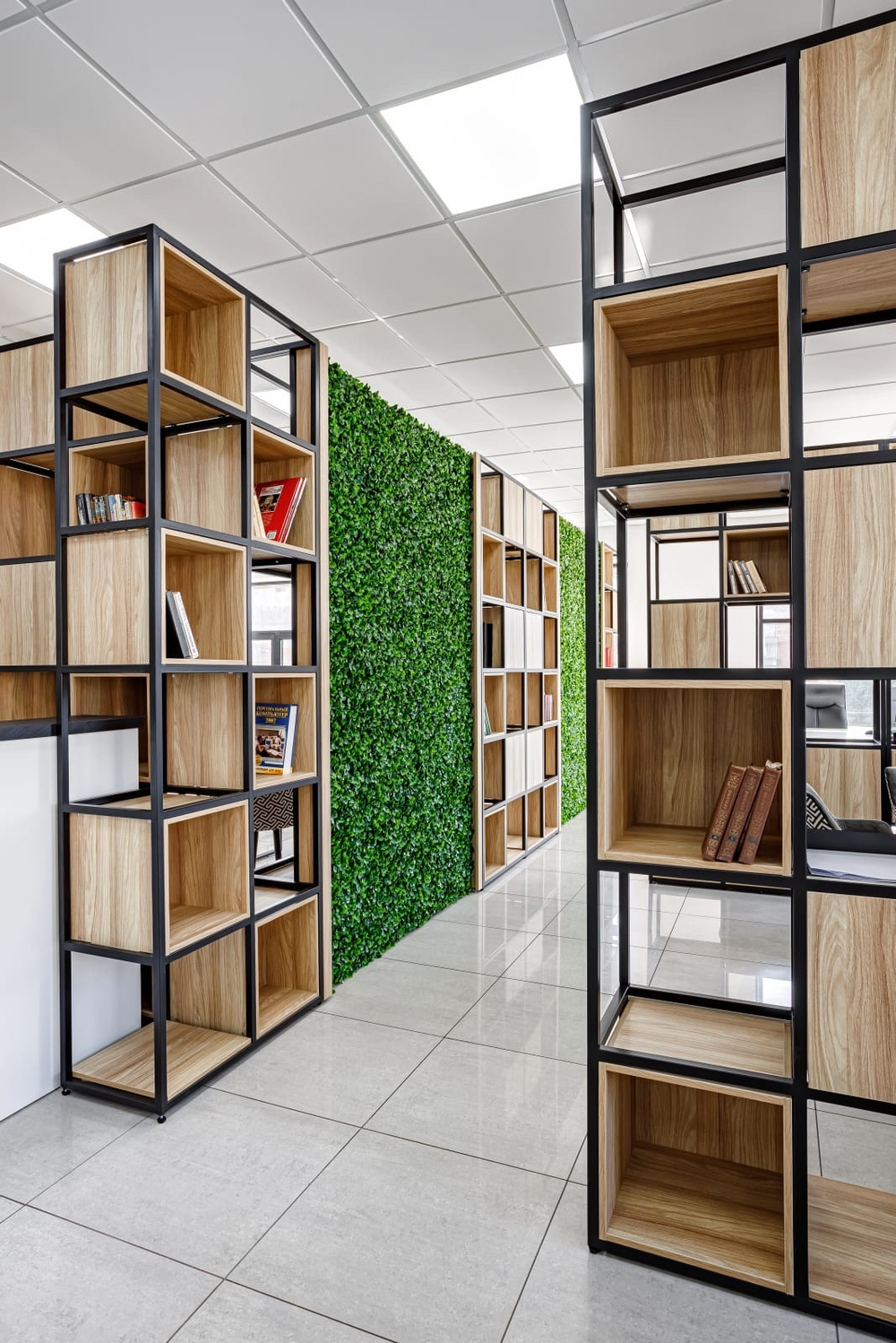 2.23. Вертикальное озеленение офисного пространства искусственной зеленью.