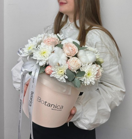 Круглая композиция с кустовой розой бомбастик и хлопком 2607202515