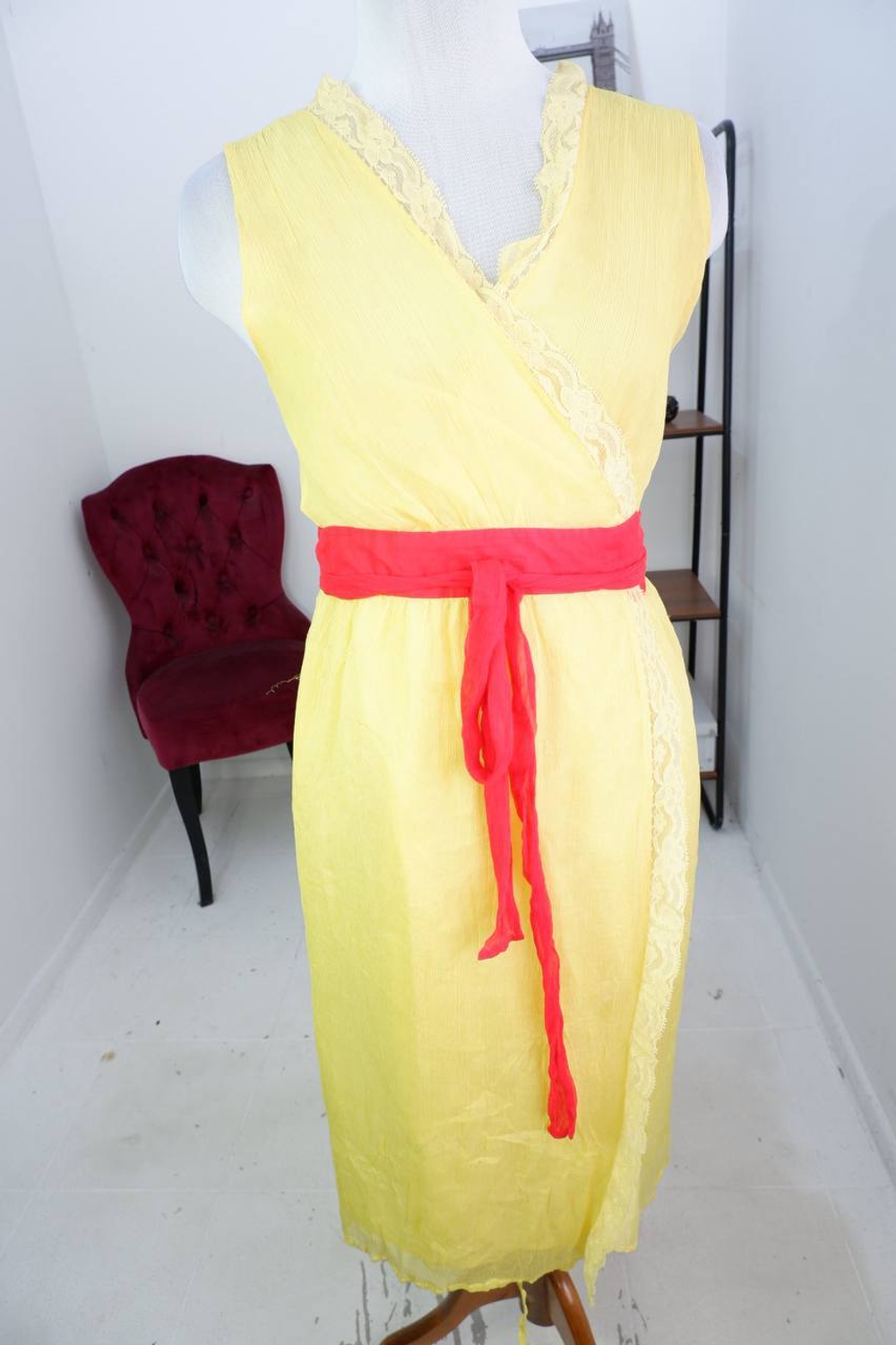 Платье шелковое с ярким акцентом, маркировка L, визуально на 48 размер