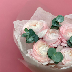 Моно букет из 5 ранункулусов и эвкалипта 80220265