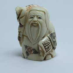 Нэцкэ Фукурокудзю с мешком волшебного риса и веером