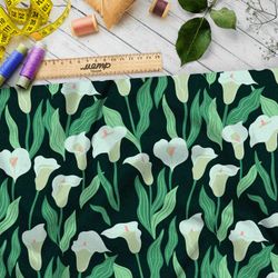 Ткань мембрана нежные плотные каллы на чёрном фоне