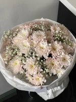 Букет из кустовой хризантемы с белой гипсофилой