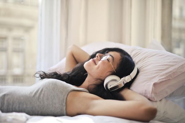 В книгу с головой: 7 причин слушать аудиокниги
