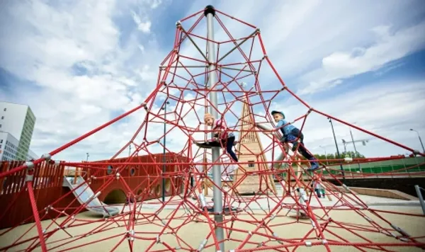«Амират»: Выше, смелее, умнее. Как выбрать канатный комплекс для детской площадки в 2026 году