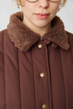 Стеганое пальто коричневого цвета