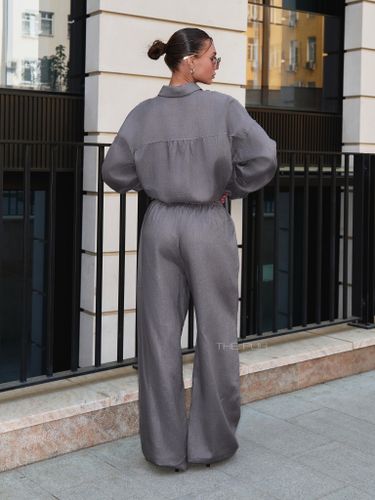 Серый льняной брючный костюм с необработанными краями