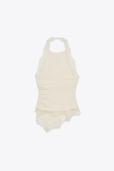 ZARA ТЕКСТУРИРОВАННЫЙ ТОП-ХАЛТЕР С КРУЖЕВОМ, КОСТЯНОЙ
