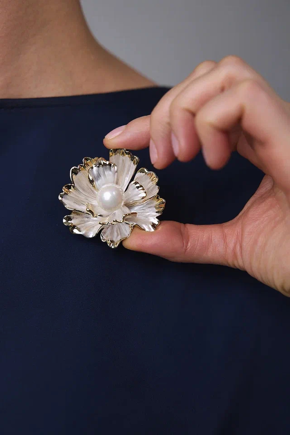 Брошь подвеска цветок из перламутра с жемчужиной, золотая окантовка