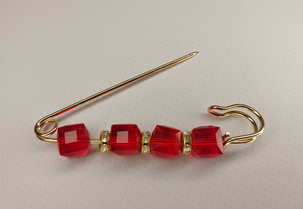 Булавка брошь "Красные камешки" для кардигана, пальто, платков, костюмов, шарфа, одежды .Цвет ярко красный.
