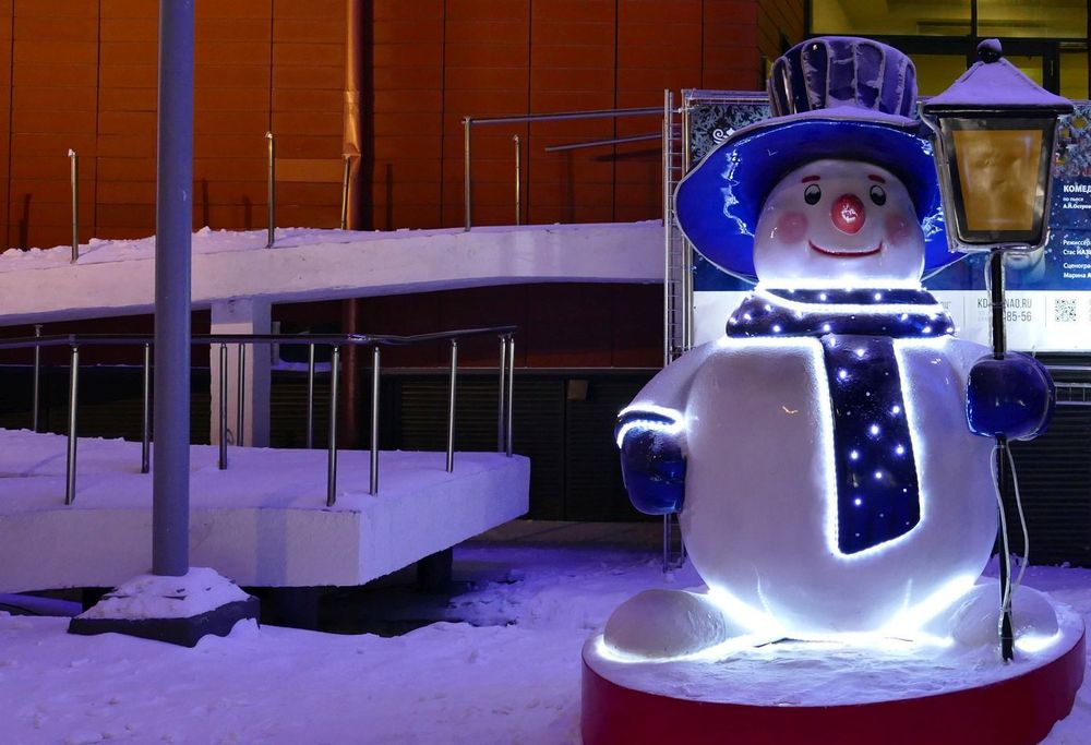 Уличная фигура "Снеговик с фонарем"