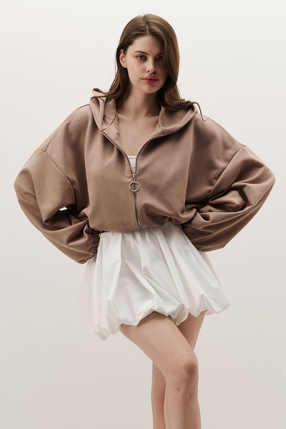 Укороченное худи на молнии цвета капучино