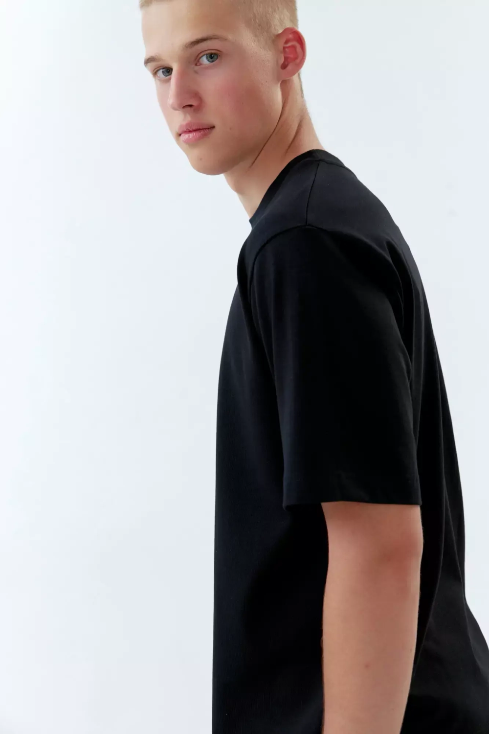Футболка прямого кроя черного цвета