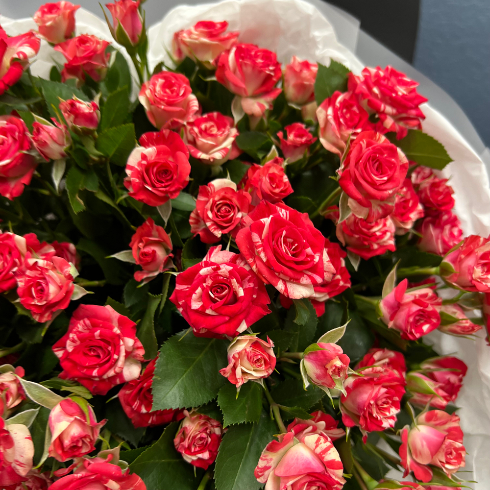 Букет из кустовых пёстрых роз #38