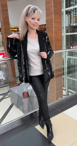 Трикотажный двубортный пиджак с черно-белым принтом