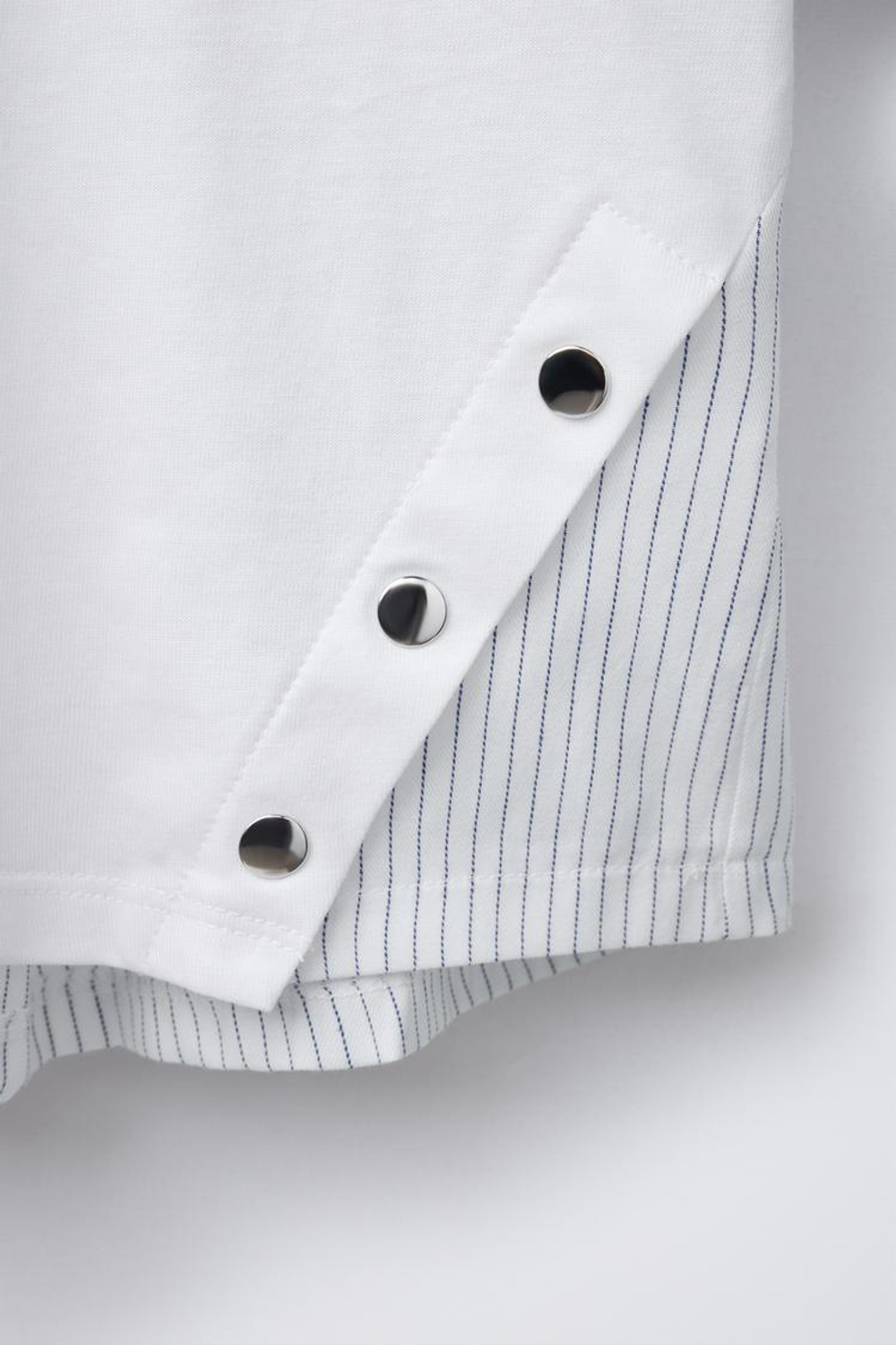 ZARA КОНТРАСТНАЯ ФУТБОЛКА С ПУГОВИЦАМИ, БЕЛЫЙ