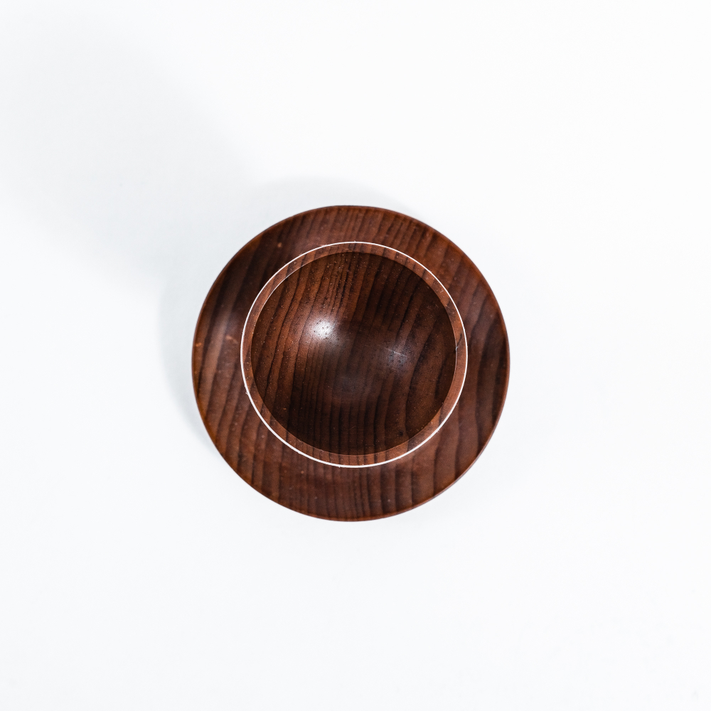 Деревянная подставка для яйца с солонкой из древесины сибирского кедра. ES8