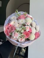 Букет из кустовых роз, кустовых диантусов, маттиолы и хризантемы