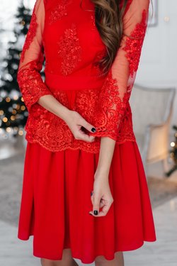 Платье красное с кружевом