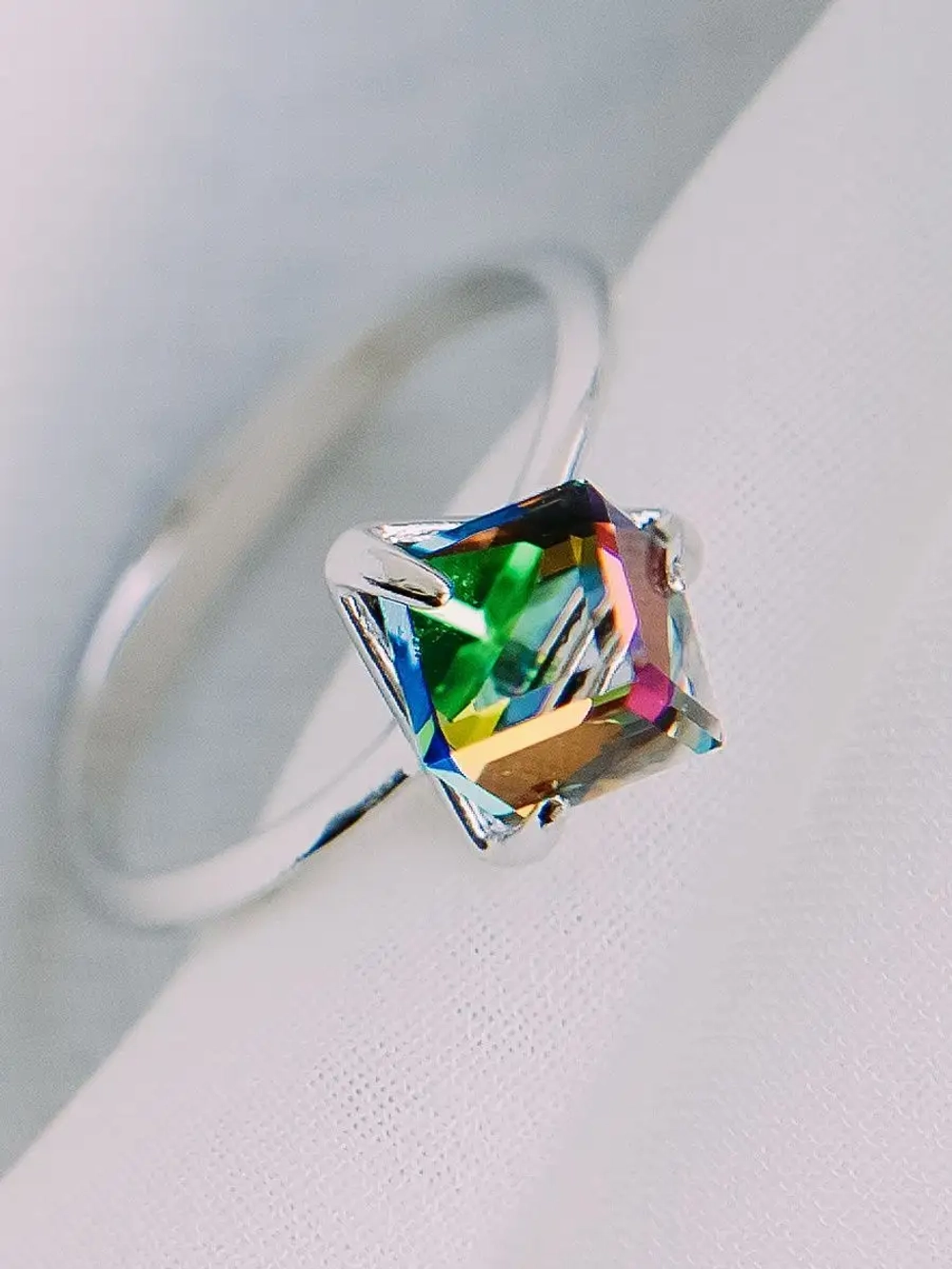 Кольцо Миражи тонкое с зеленым кристаллом Swarovski