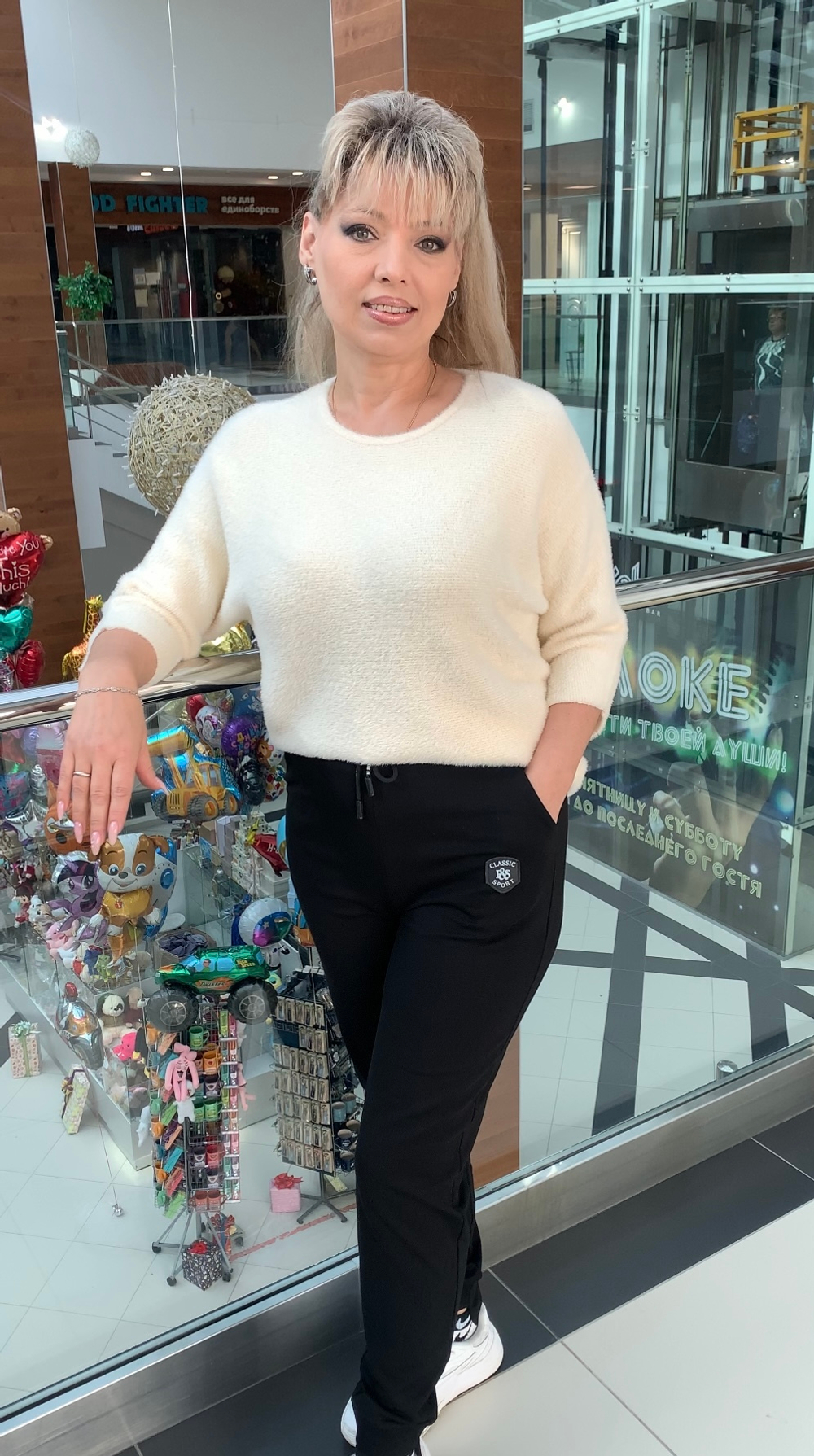 Черные узкие брюки на резинке с белым принтом