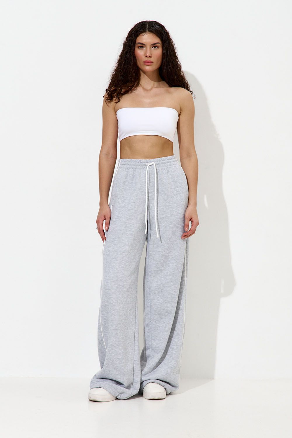 Широкие джоггеры без начеса с кантом цвета серый меланж