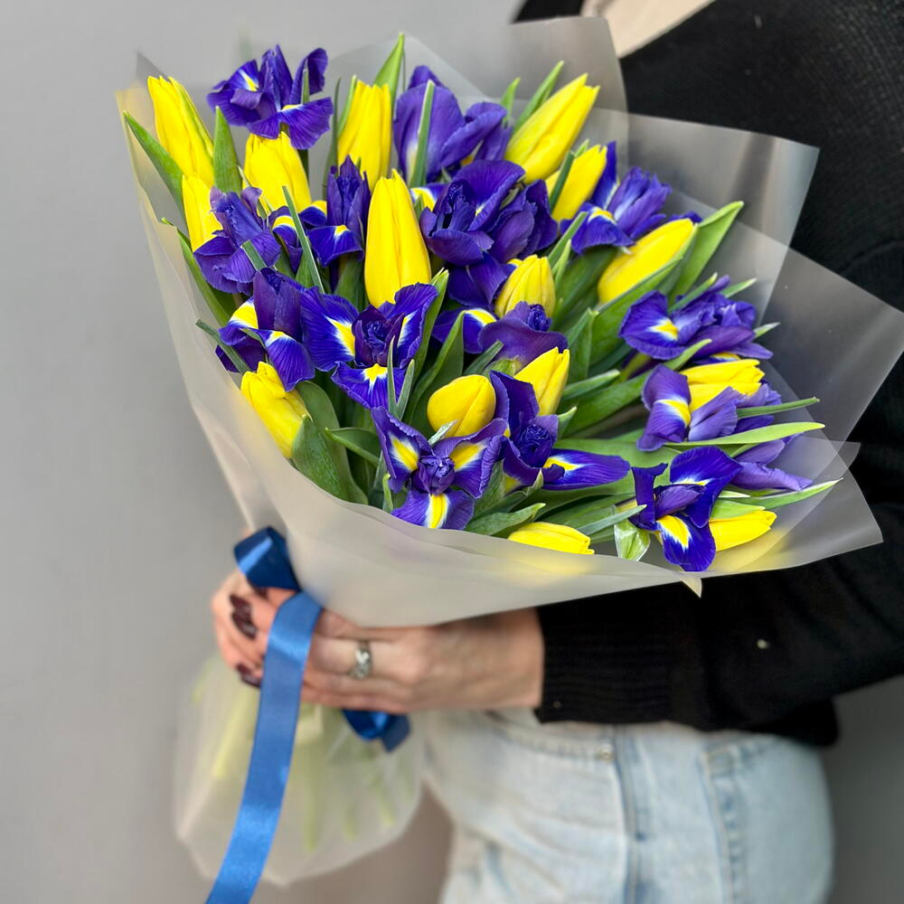 Букет ирисы и жёлтые тюльпаны
