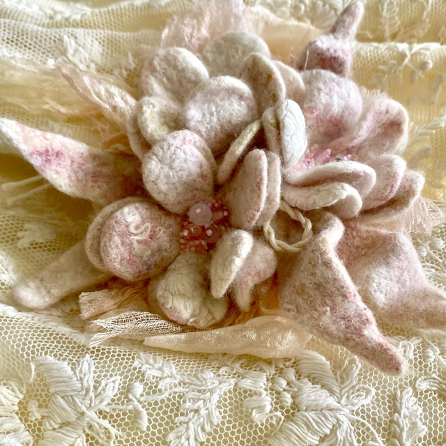 Валяная брошь «Утренний туман»