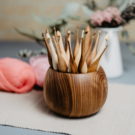 Вязальные крючки (17 шт) из разных пород древесины в комплекте с клубочницей. KN10