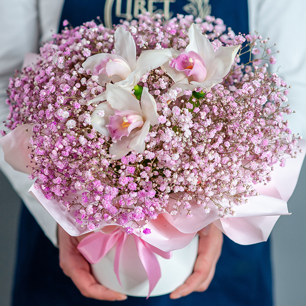 Гипсофила с орхидеей в шляпной коробке