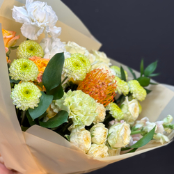 Букет из сортовых хризантем, кустовой розы и нутана