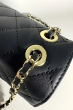 Женская сумка с цепочкой из натуральной кожи черного цвета