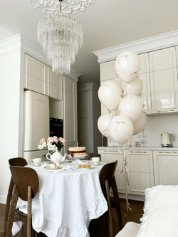 Элегантная люстра из рельефного стекла с многоярусным дизайном.