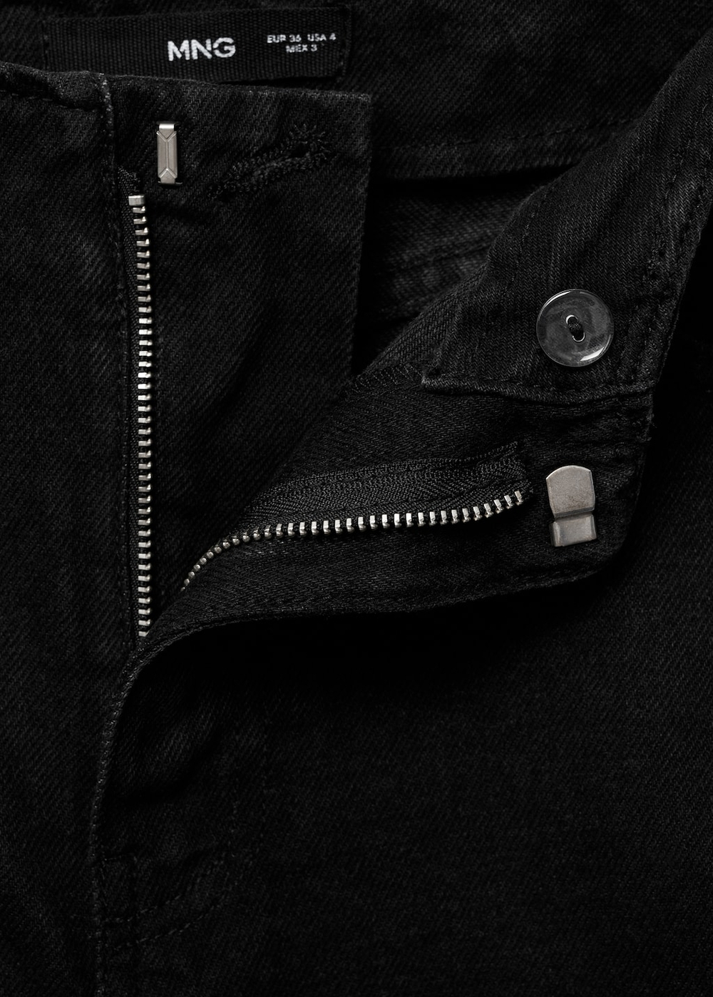 Джинсы с широкими штанинами и средней посадкой