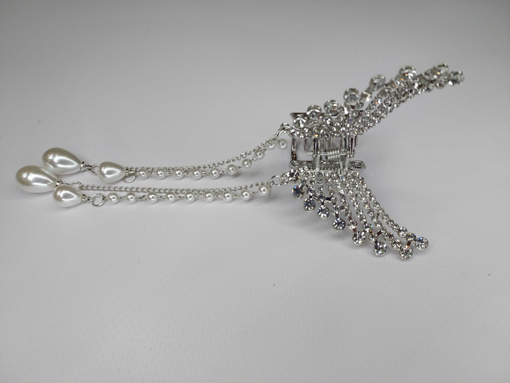 Заколка Краб. Бабочка  со стразами и жемчужными (имитация) подвесками. Цвет Серебро.