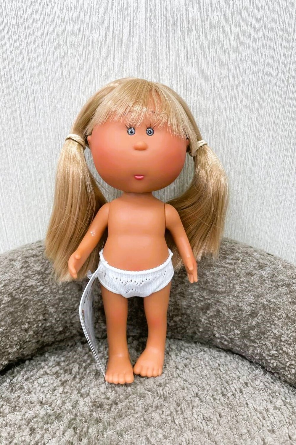 УЦЕНКА Кукла Nines виниловая 23см Little Mia Latina без одежды (3199WL1)