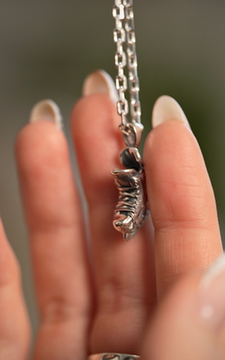 Кулон на цепочке "Хоккейный конёк победителя"