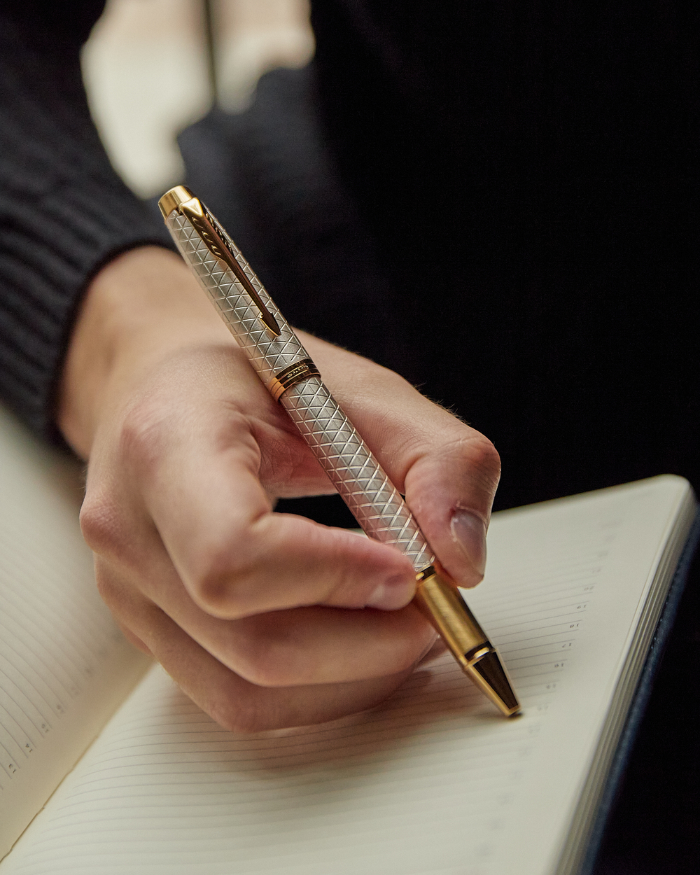 Подарочный набор с гравировкой: Ежедневник недатированный и Ручка роллер Parker IM Premium Warm Grey GT