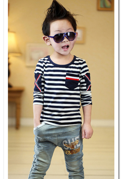 Лонгслив детский в полоску с контрастными аппликациями и карманом