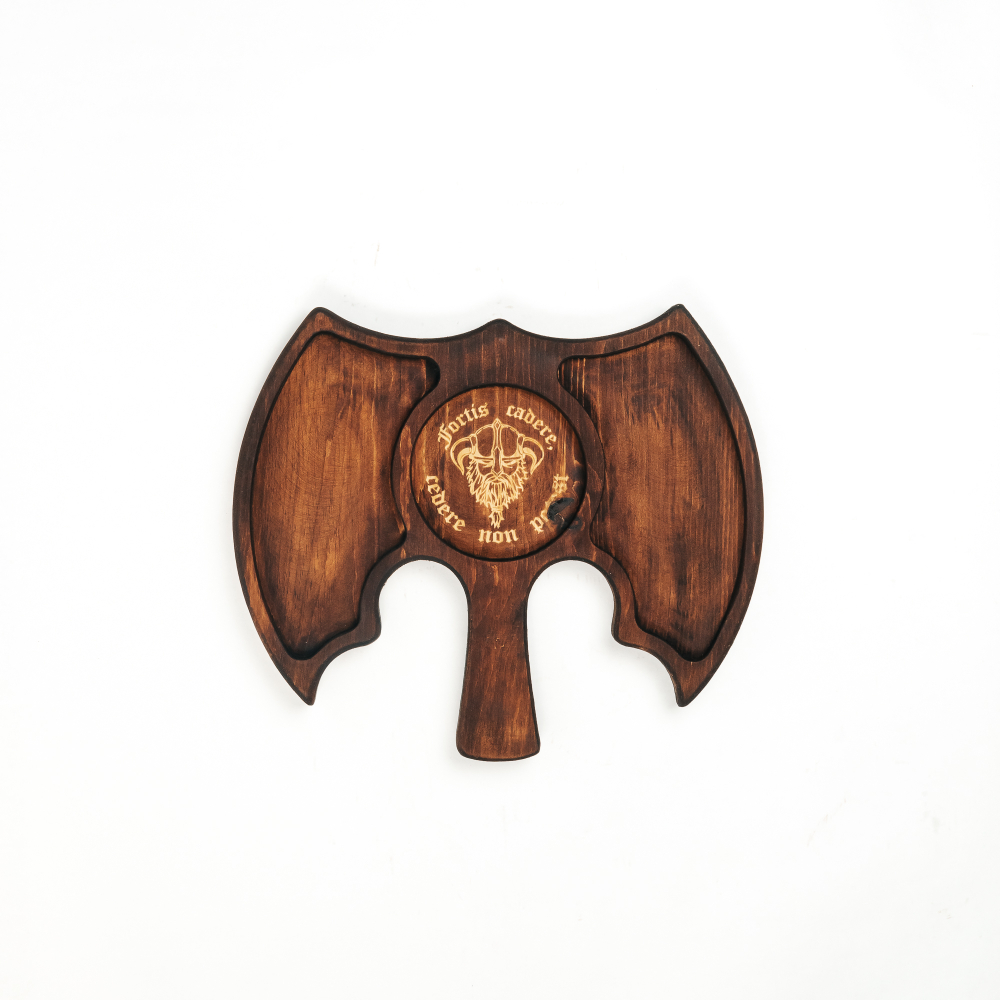 Менажница из кедра для подачи блюд и закусок с гравировкой "Fortis cadere cedere non potest"