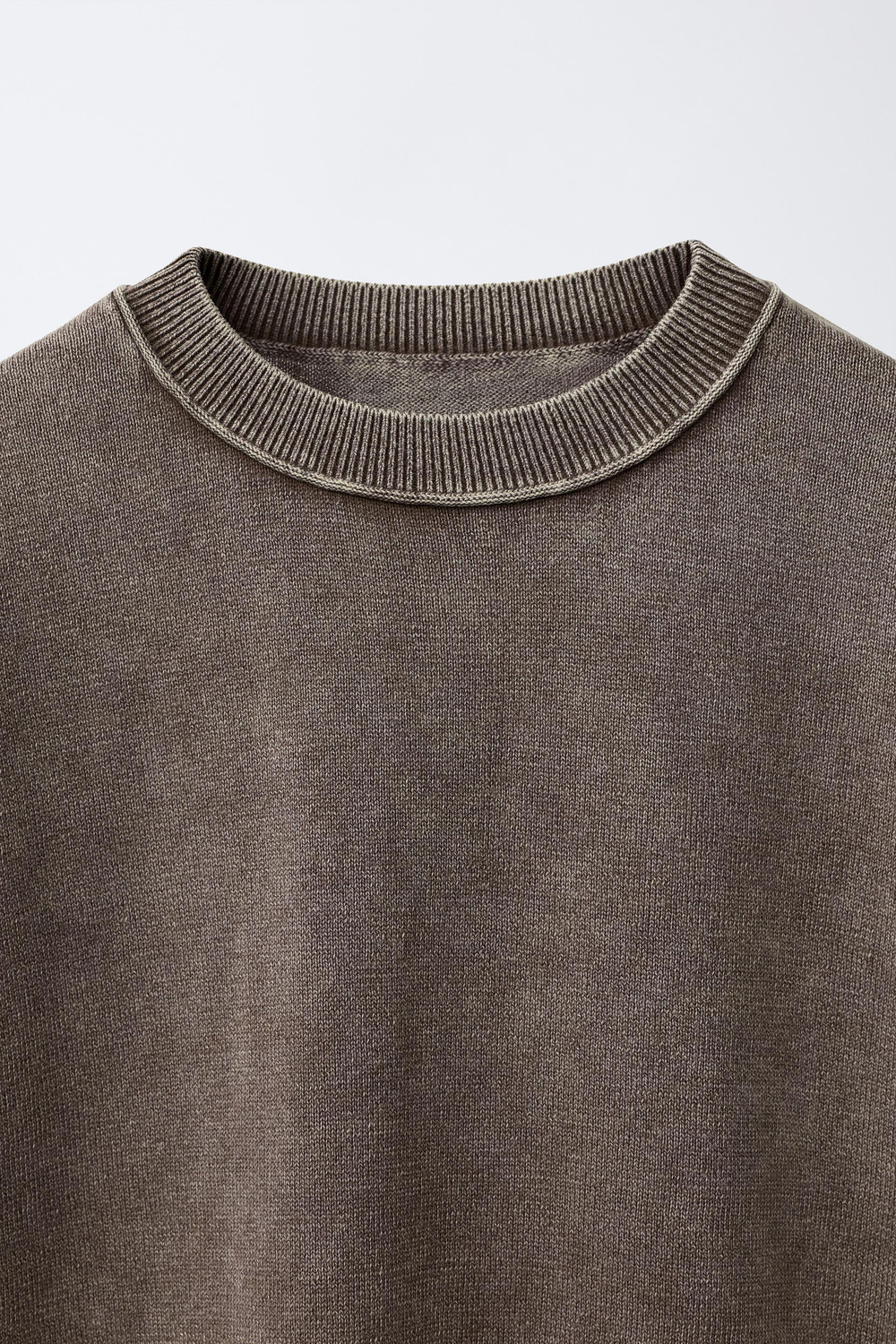 ZARА ФУТБОЛКА ИЗ ТРИКОТАЖА С ЭФФЕКТОМ ПОТЕРТОСТИ, ЦВЕТ РЖАВЧИНЫ