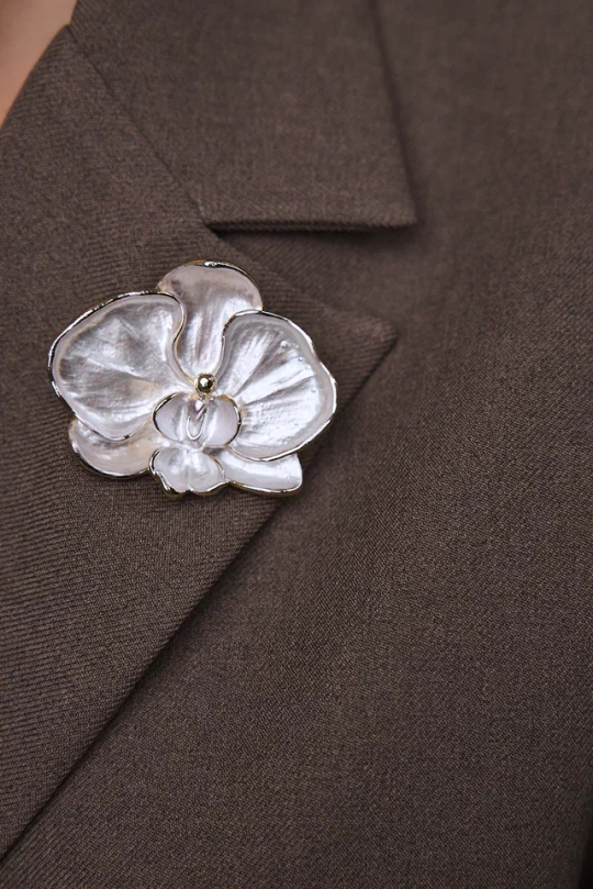 Брошь цветок орхидеи из бело-персиковой эмали с золотой окантовкой