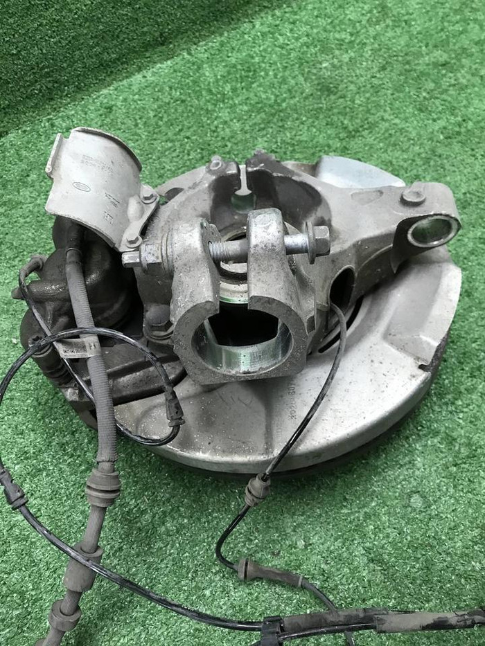 Кулак передний левый LR Discovery Sport (19-нв)