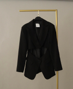 Пиджак с акцентом на талии в виде выреза