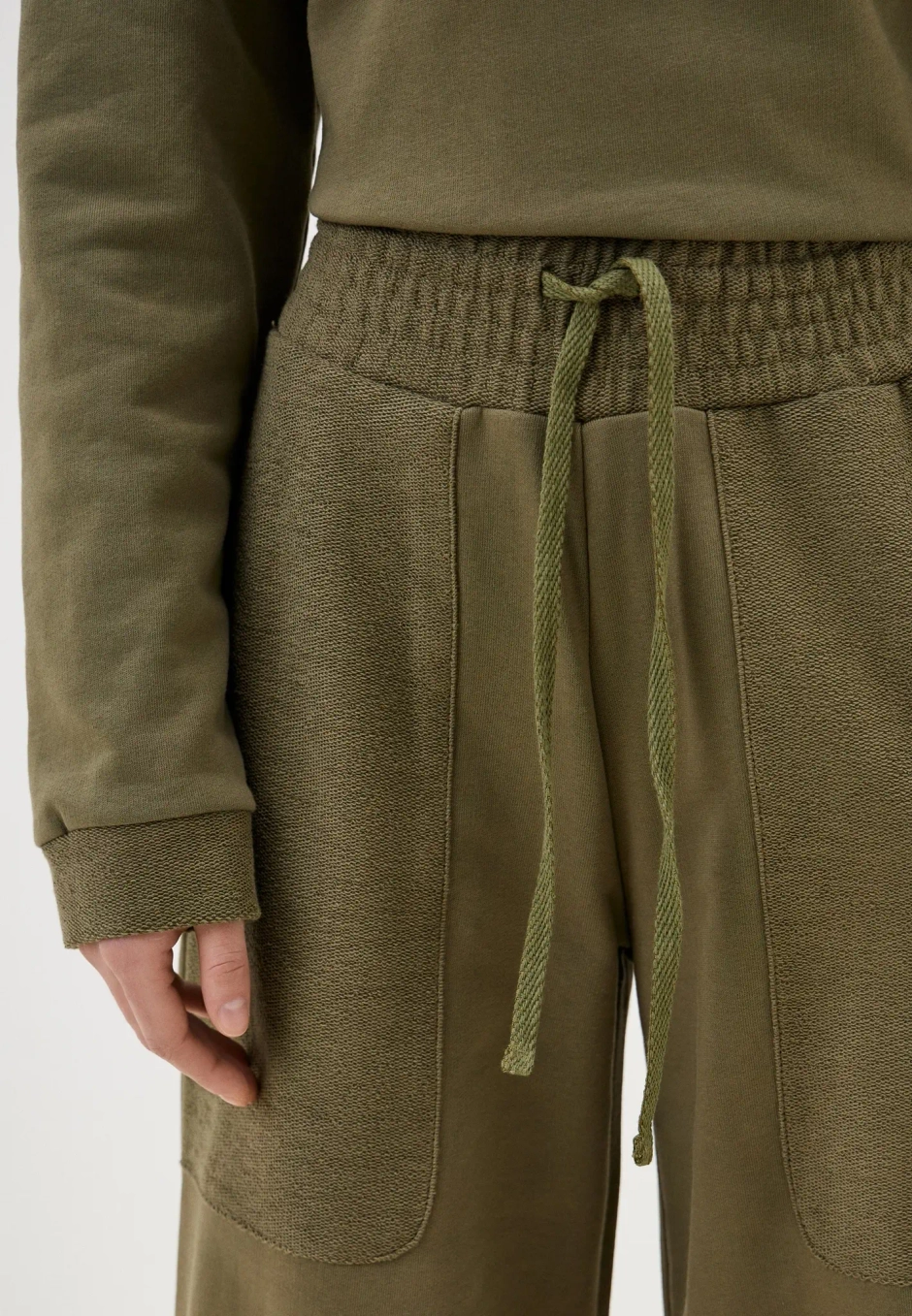 Широкие брюки с накладными карманами