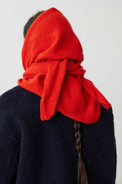 Косынка из шерсти красного цвета