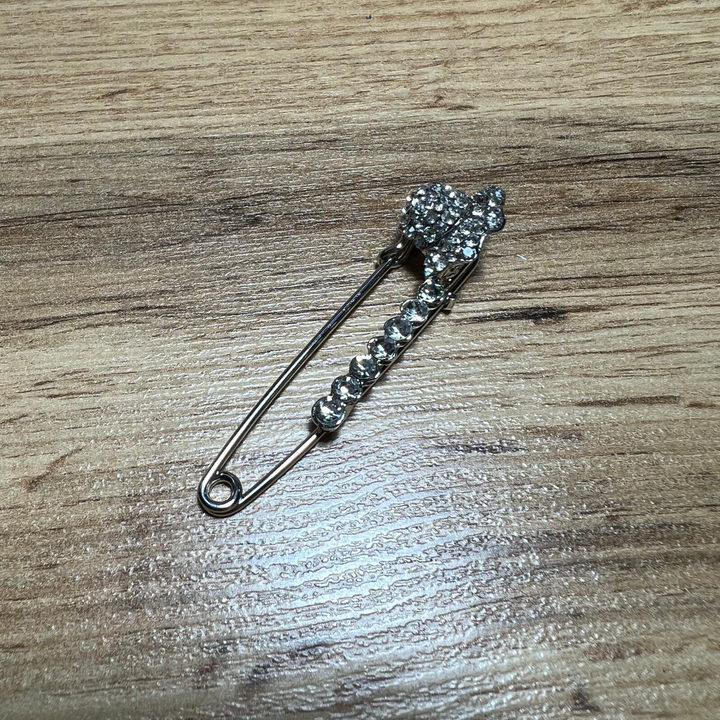 Брошь-булавка Шляпка 7 кристаллов стразы металл серебристый 6 см