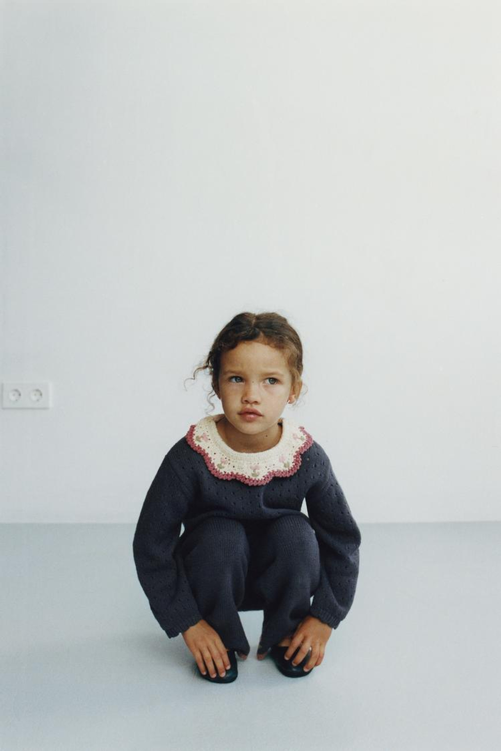 ZARA ТРИКОТАЖНЫЕ БРЮКИ-КЮЛОТЫ С ВЫШИВКОЙ В ВИДЕ ЦВЕТОВ, ВЫЦВЕТШИЙ СИНИЙ