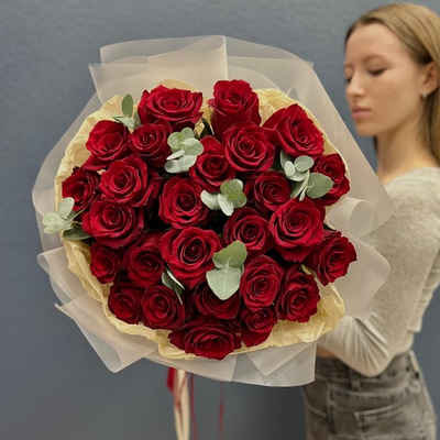 Букет из красных роз с эвкалиптом #25